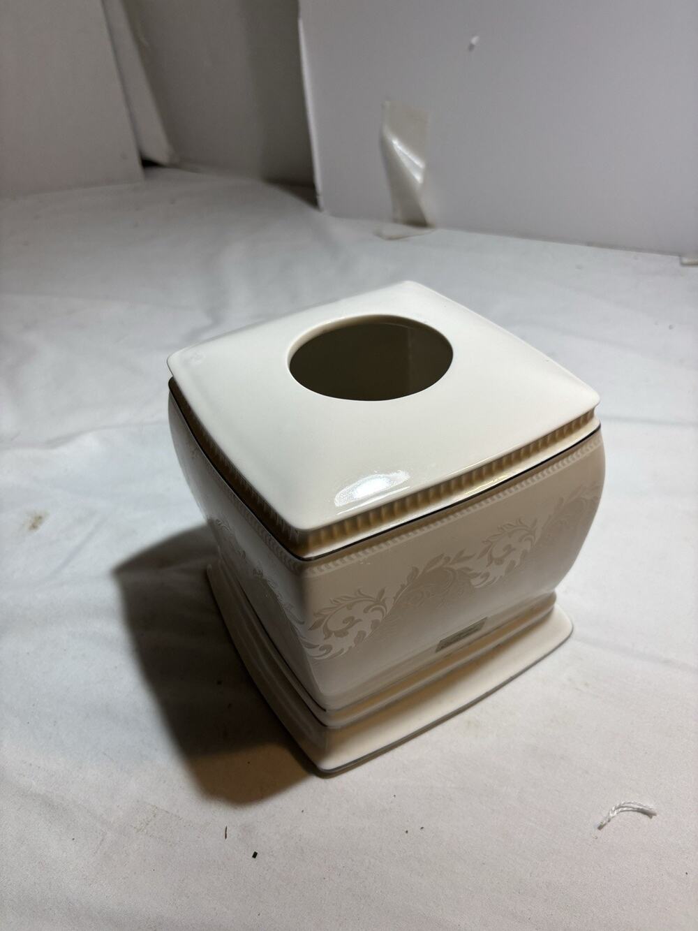Bed Bath & Beyond Carlton Ceramic Tissue Box Cover